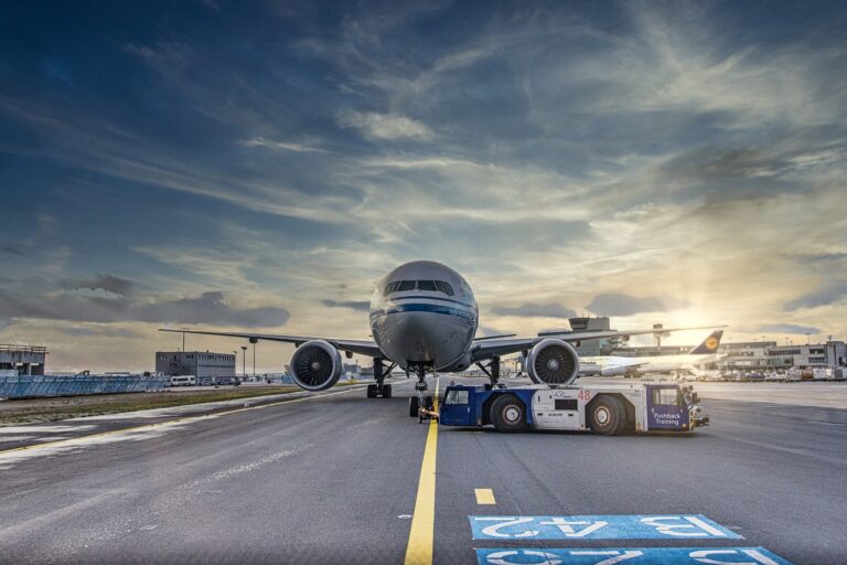 Een Germania-vliegtuig geparkeerd op de luchthaven