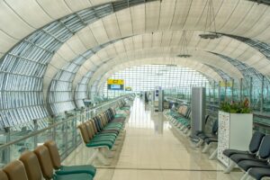 Een verlaten luchthaven met een lege stoelen