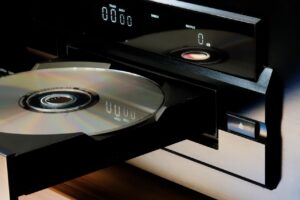 Een oude dvd-speler die wordt klaargemaakt voor inlevering