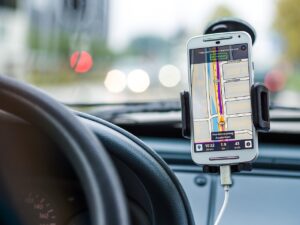 Een persoon die via een app een deelauto reserveert