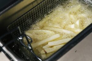 Een frituurpan met gebruikte frituurolie om in te leveren