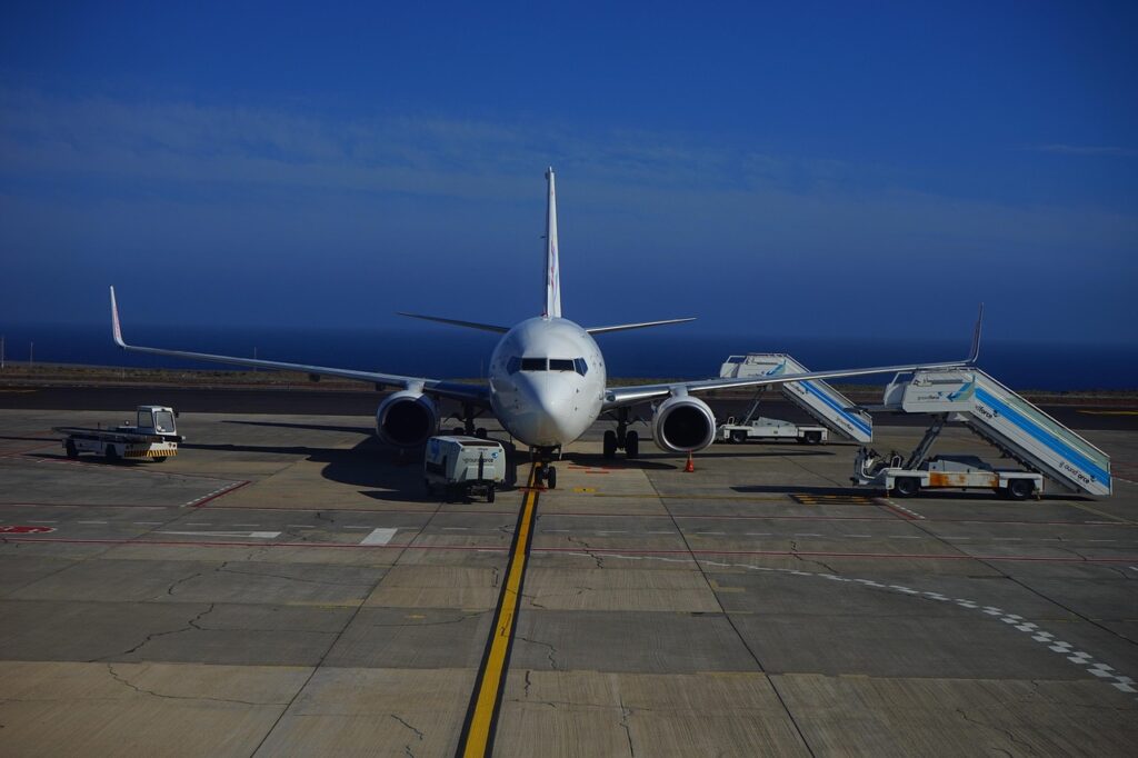 Een Flybe-vliegtuig geparkeerd op de luchthaven