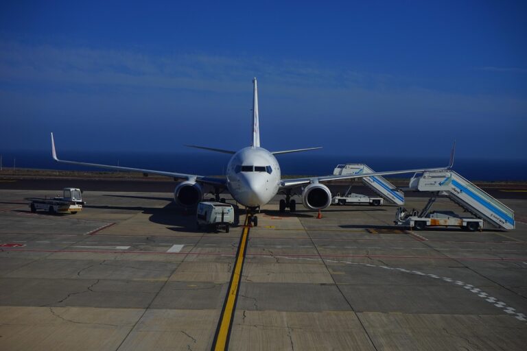 Een Flybe-vliegtuig geparkeerd op de luchthaven